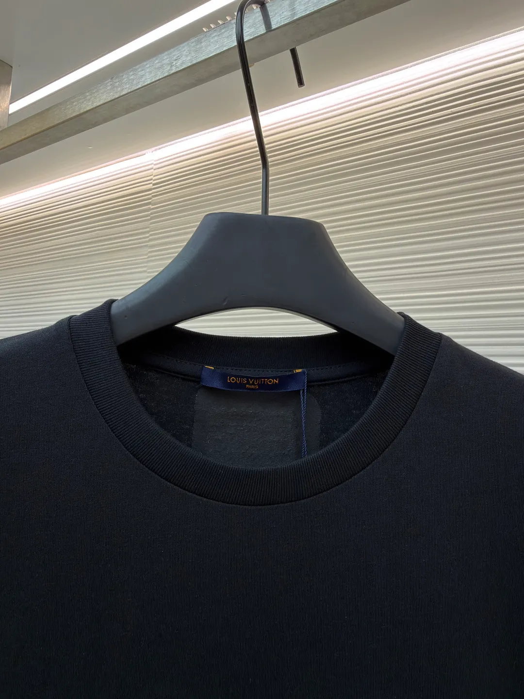 LOUIS VUITTON Raffia letter embroidered short sleeves ●Authentic product: Purchased and developed for 10399 ●Item number: 1680197-X95 ●Material: plain weave high-quality cotton ●Technology: double yarn tensioner thread ●Version: fitted version ●Weight: about 290 grams ●Size: S-M-L-XL ●Description: Clever use of iconic elements like raffia to add a touch of handcrafted flavor to the classic silhouette. Decorated with Louis Vuitton embroidery on the chest and Marque 1.Vuitton Dé 💰osée label on the back. The overall wiring is straight and delicate, the fabric is comfortable and soft, and the color is consistent without color difference. It can be matched with the same style to create a fashionable look and control various occasions. Customized accessories, complete with three standards, same style for men and women!